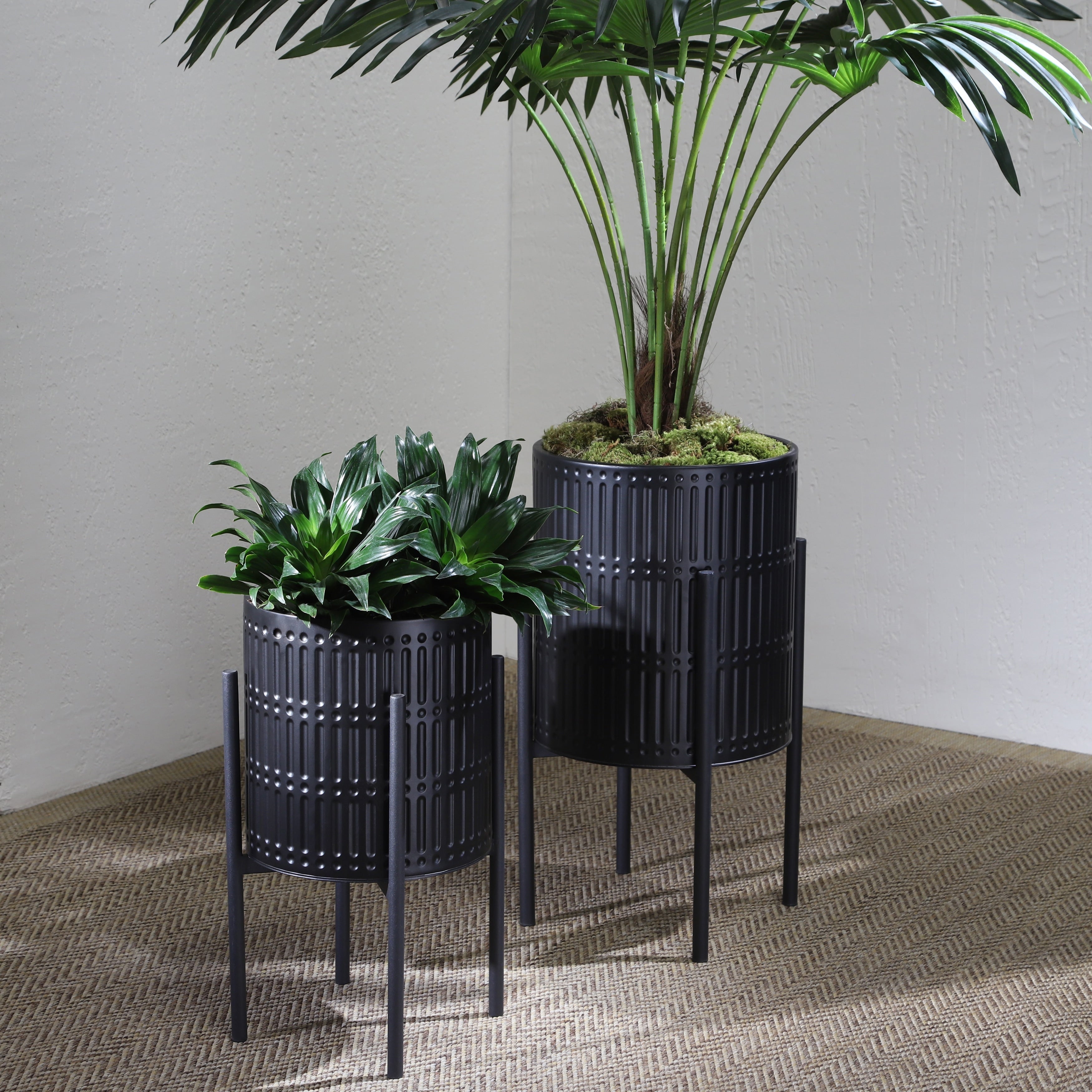 Sagebrook Home Chic Modern Planter Set of 2 - A Statement Piece for Indoor or Outdoor Greenery, Ideal for Contemporary Spaces