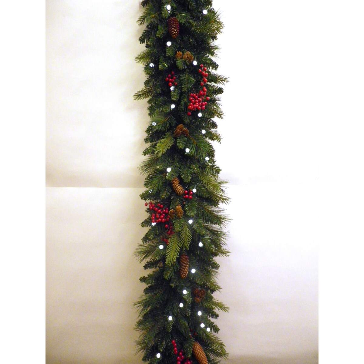 Traditional Woodland Berry Garland B/O WW & MU LED (6', 9' or 12')