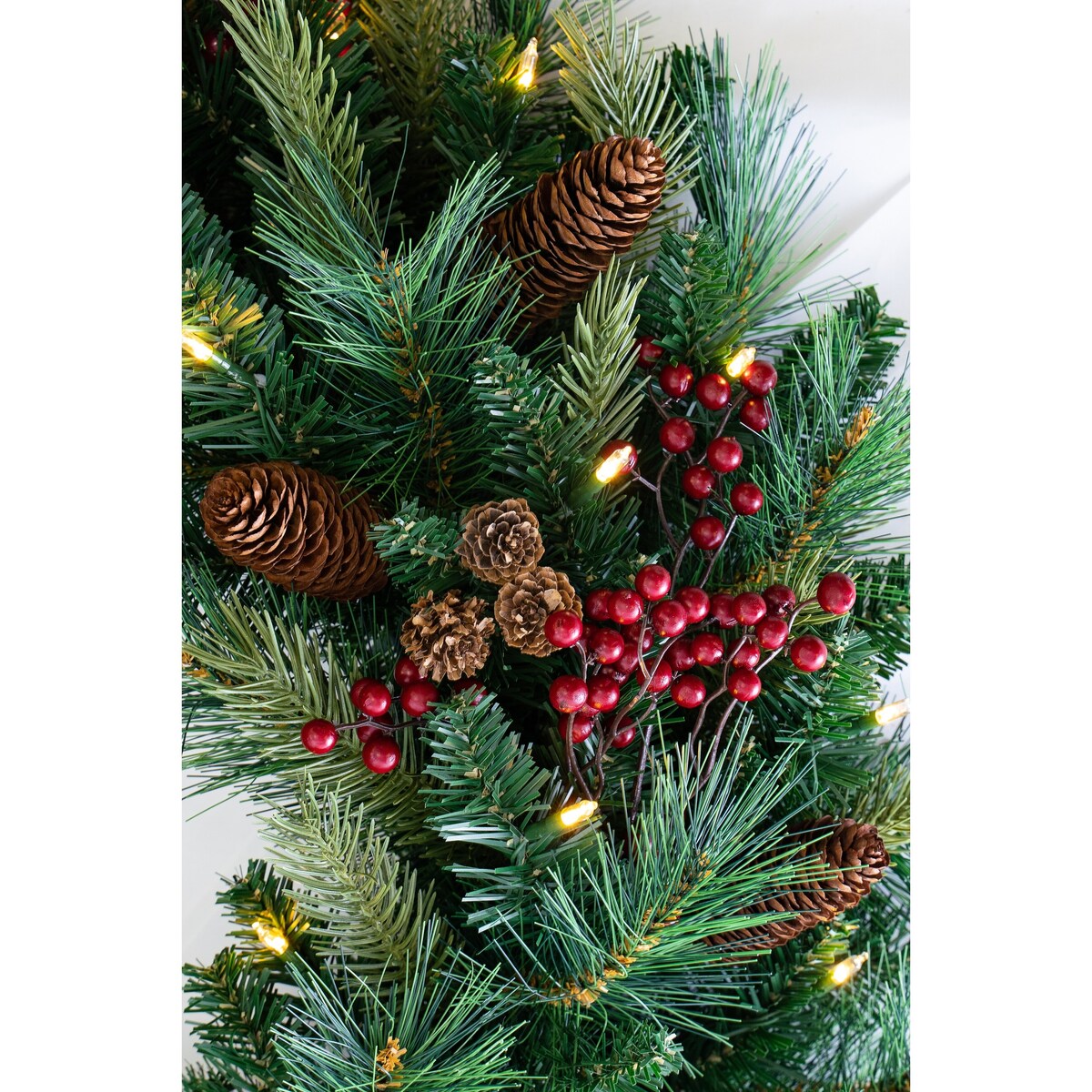 Traditional Woodland Berry Garland B/O WW & MU LED (6', 9' or 12')