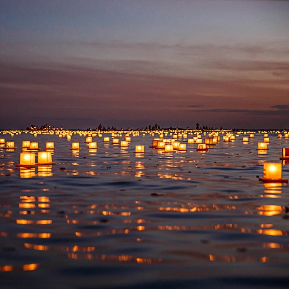 Porch & Den Vadis White/ Gold Floating Candle