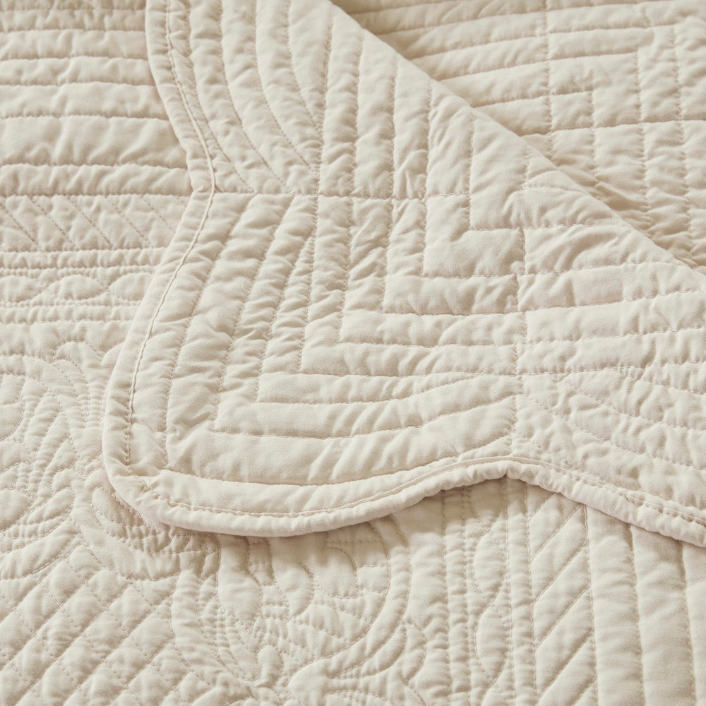 Madison Park Tuscany Oversized Quilted Throw with Scalloped Edges