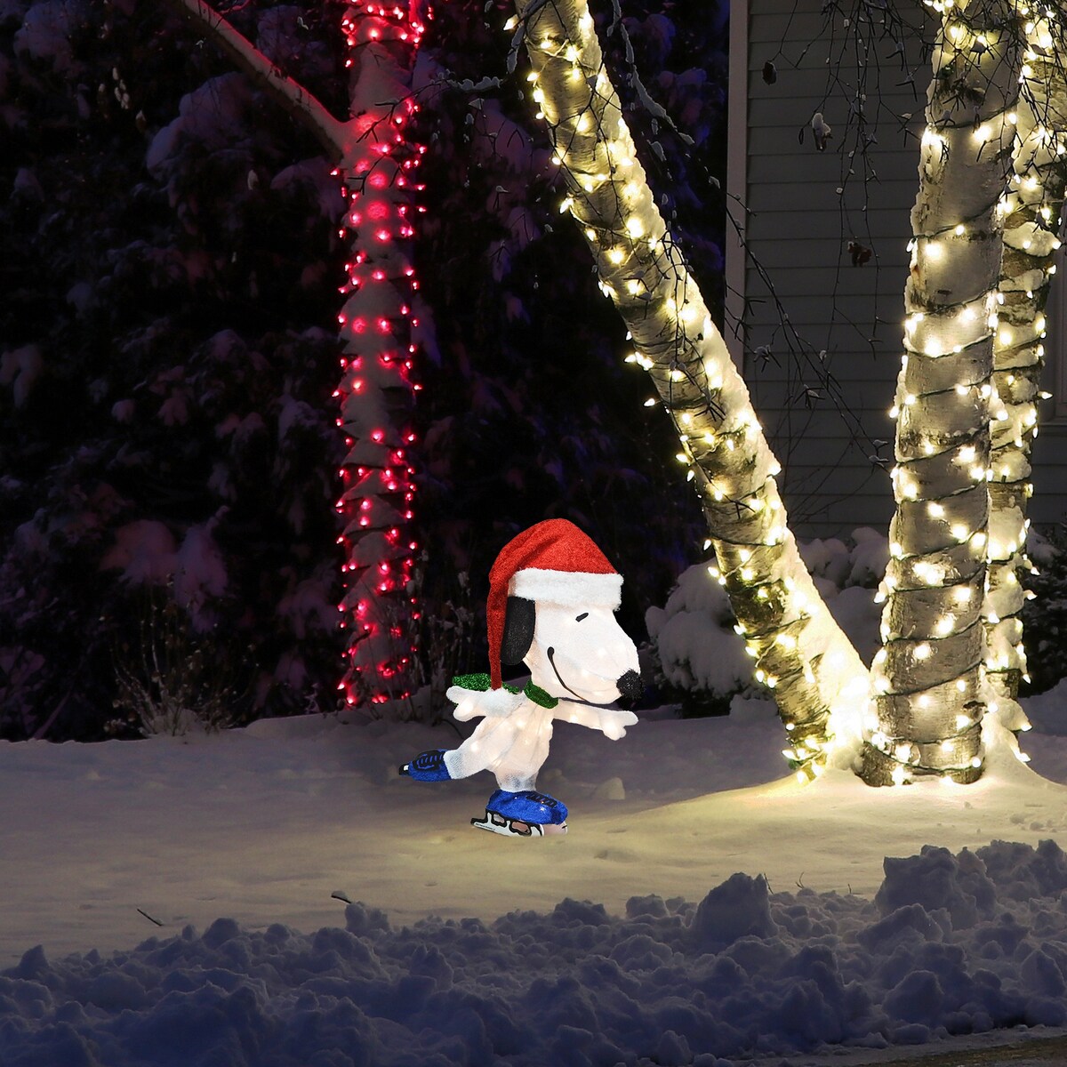 24 Peanuts LED 3D Pre-lit Yard Décor Skating Snoopy