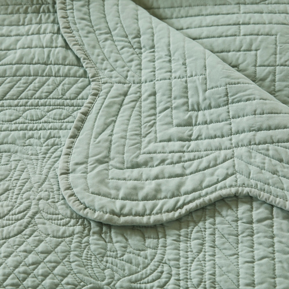 Madison Park Tuscany Oversized Quilted Throw with Scalloped Edges