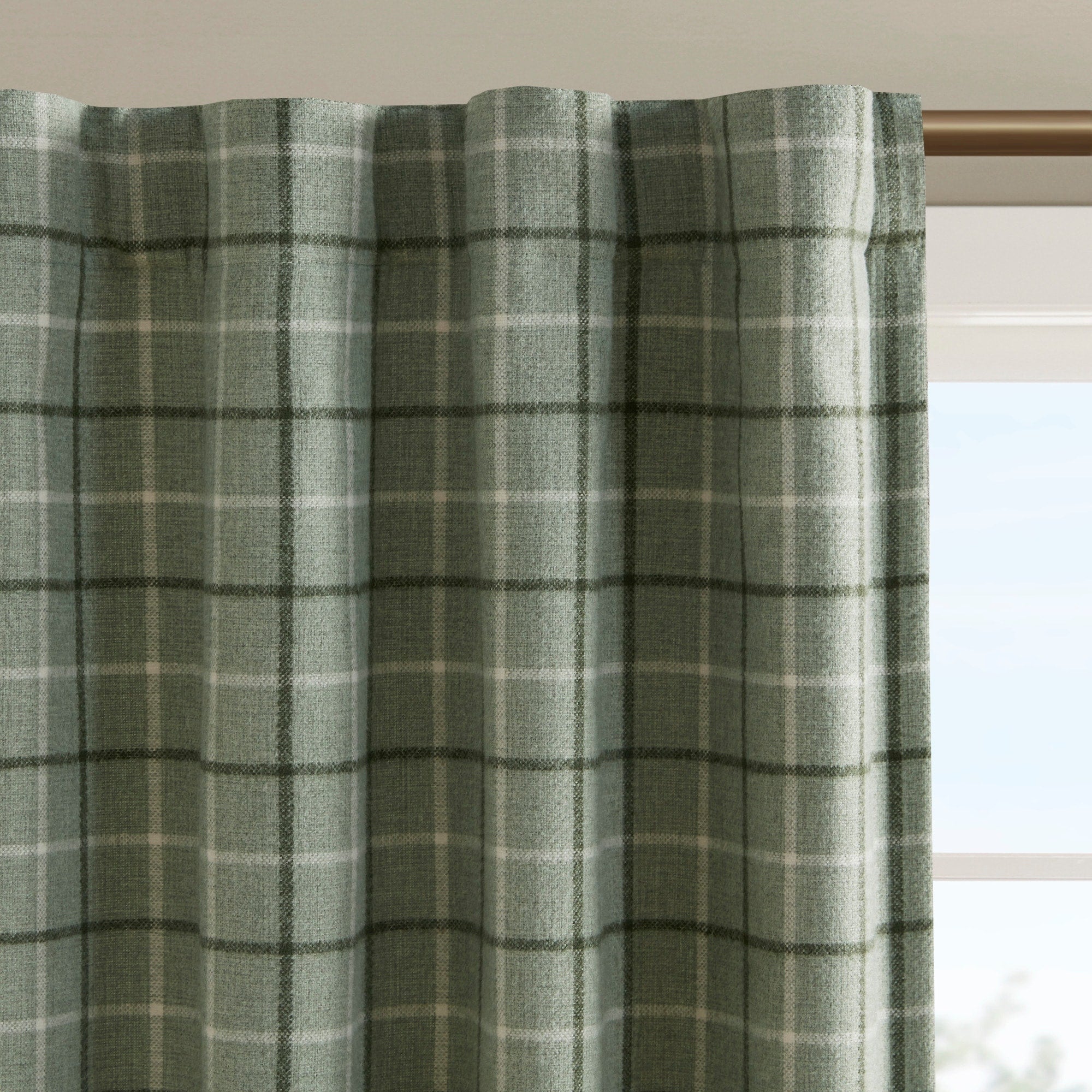 Madison Park Salford Plaid Rod Pocket and Back Tab Single Curtain Panel with Fleece Lining