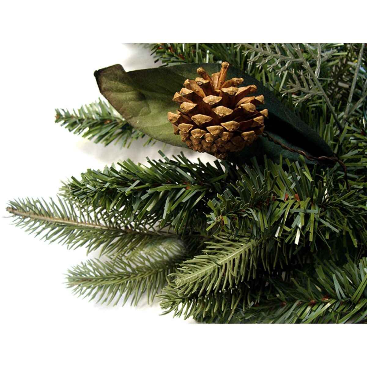 Pre-Lit Green River Spruce Artificial Christmas Wreath - 24 - Clear Lights