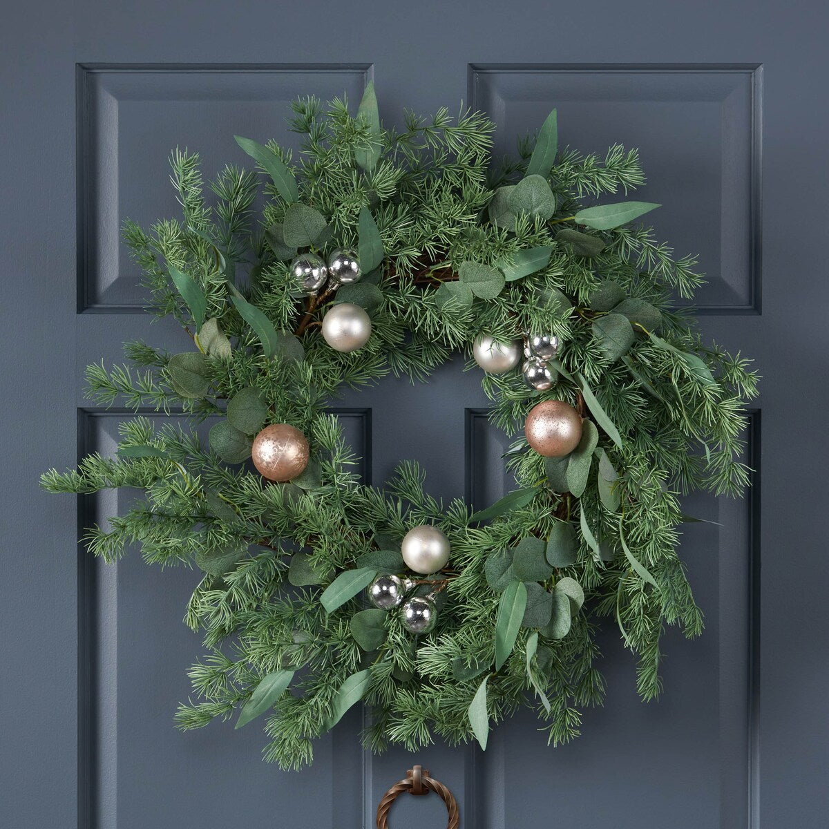 26 PineNeedle Wreath With Ball - Green