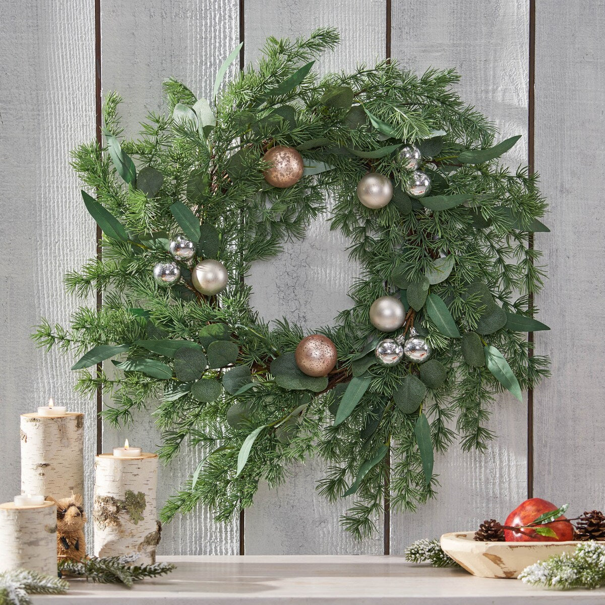 26 PineNeedle Wreath With Ball - Green