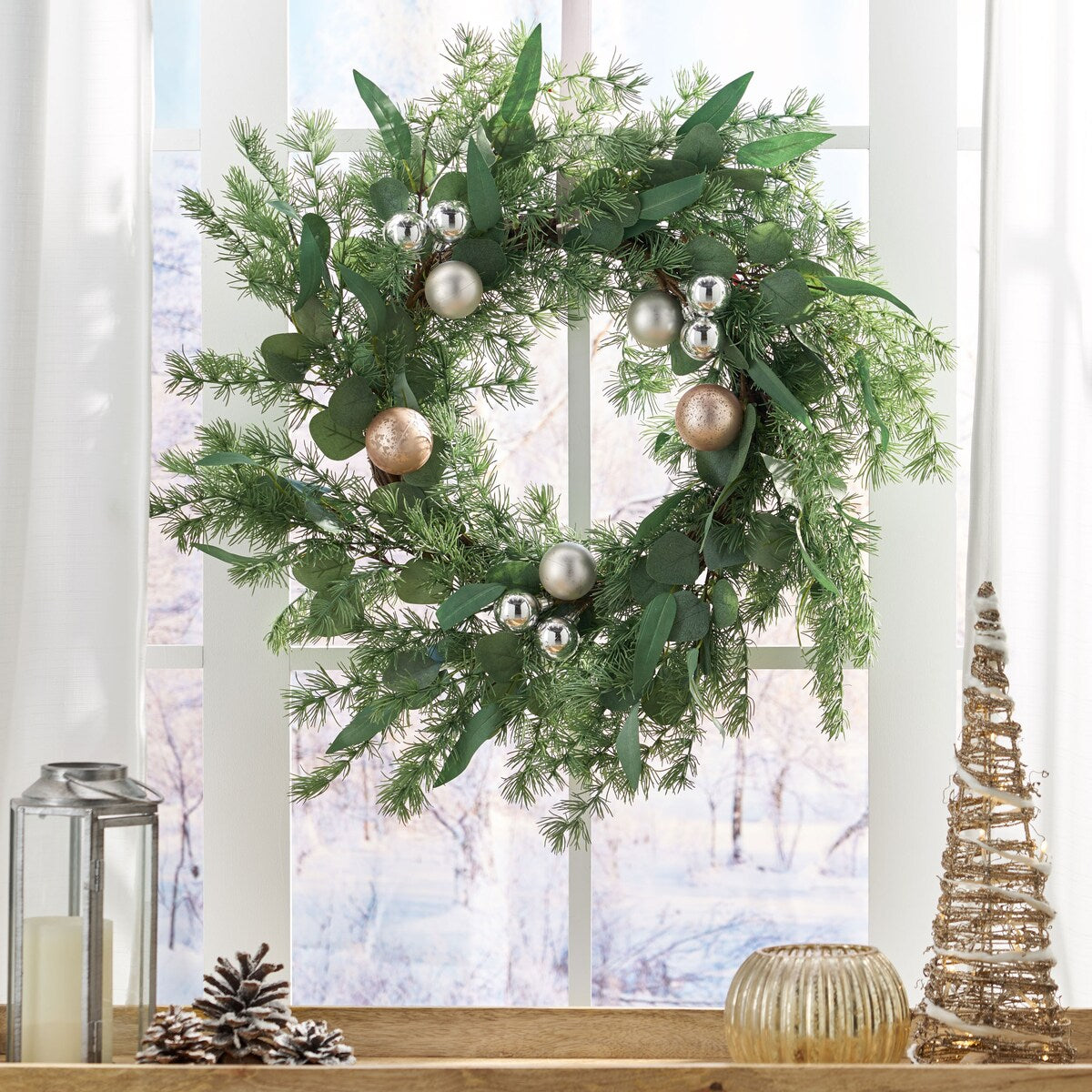 26 PineNeedle Wreath With Ball - Green