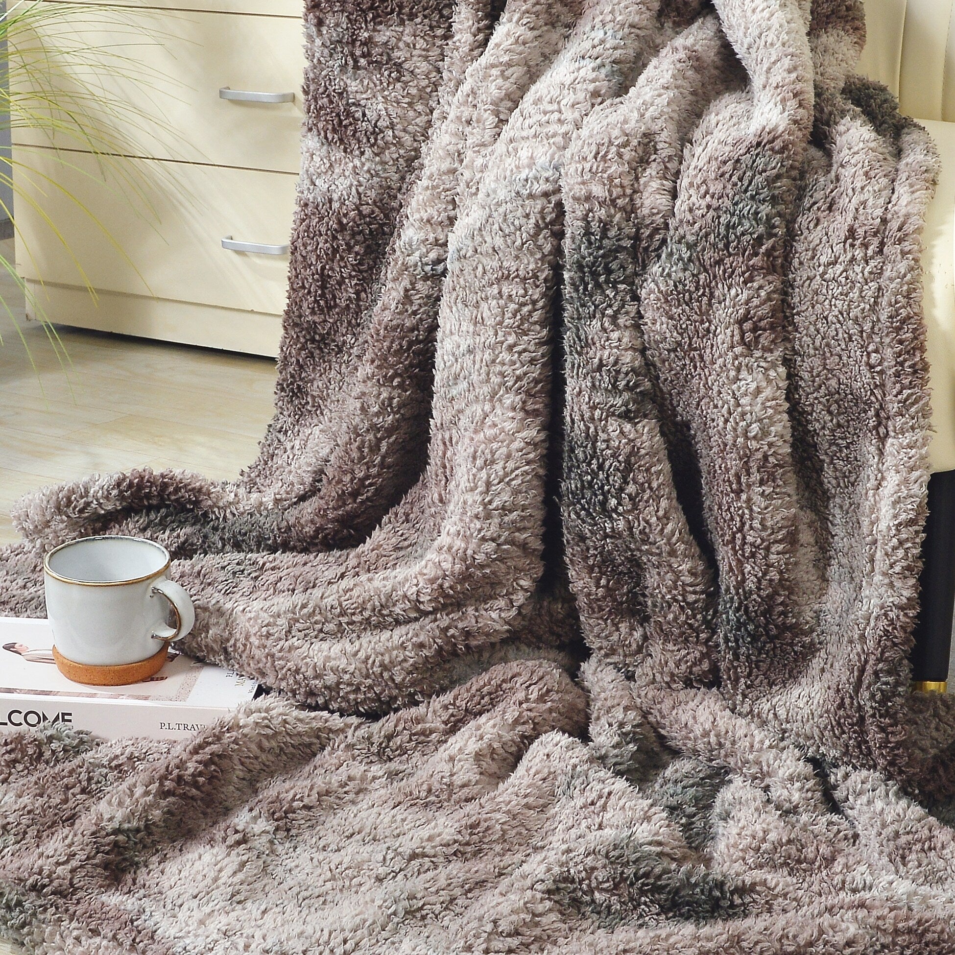 Ultra Soft FauxFur Throw Blanket