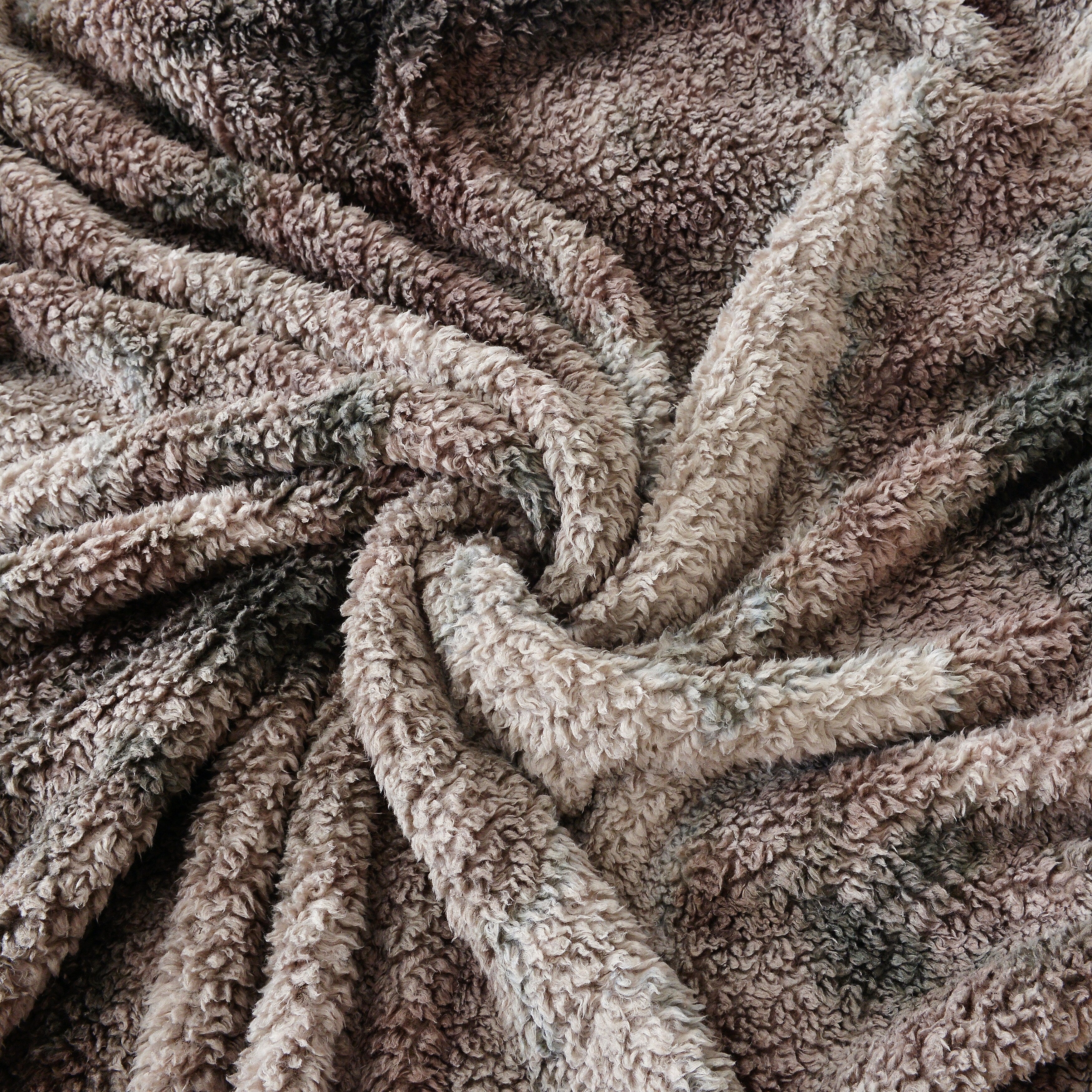 Ultra Soft FauxFur Throw Blanket