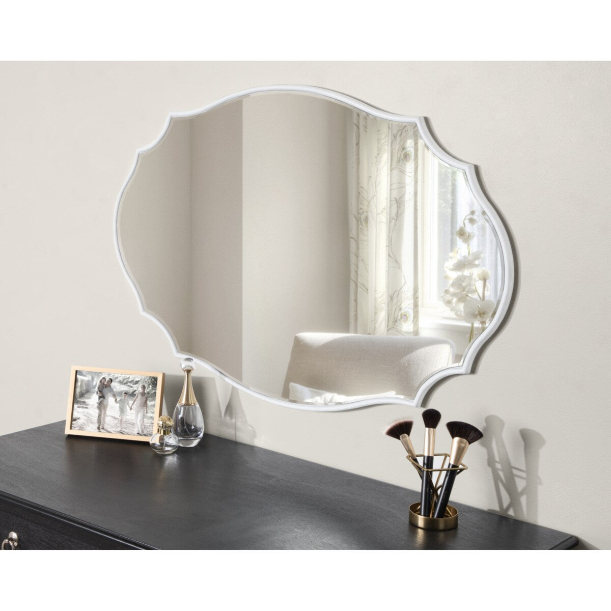 Kate and Laurel Leanna Scalloped Oval Wall Mirror