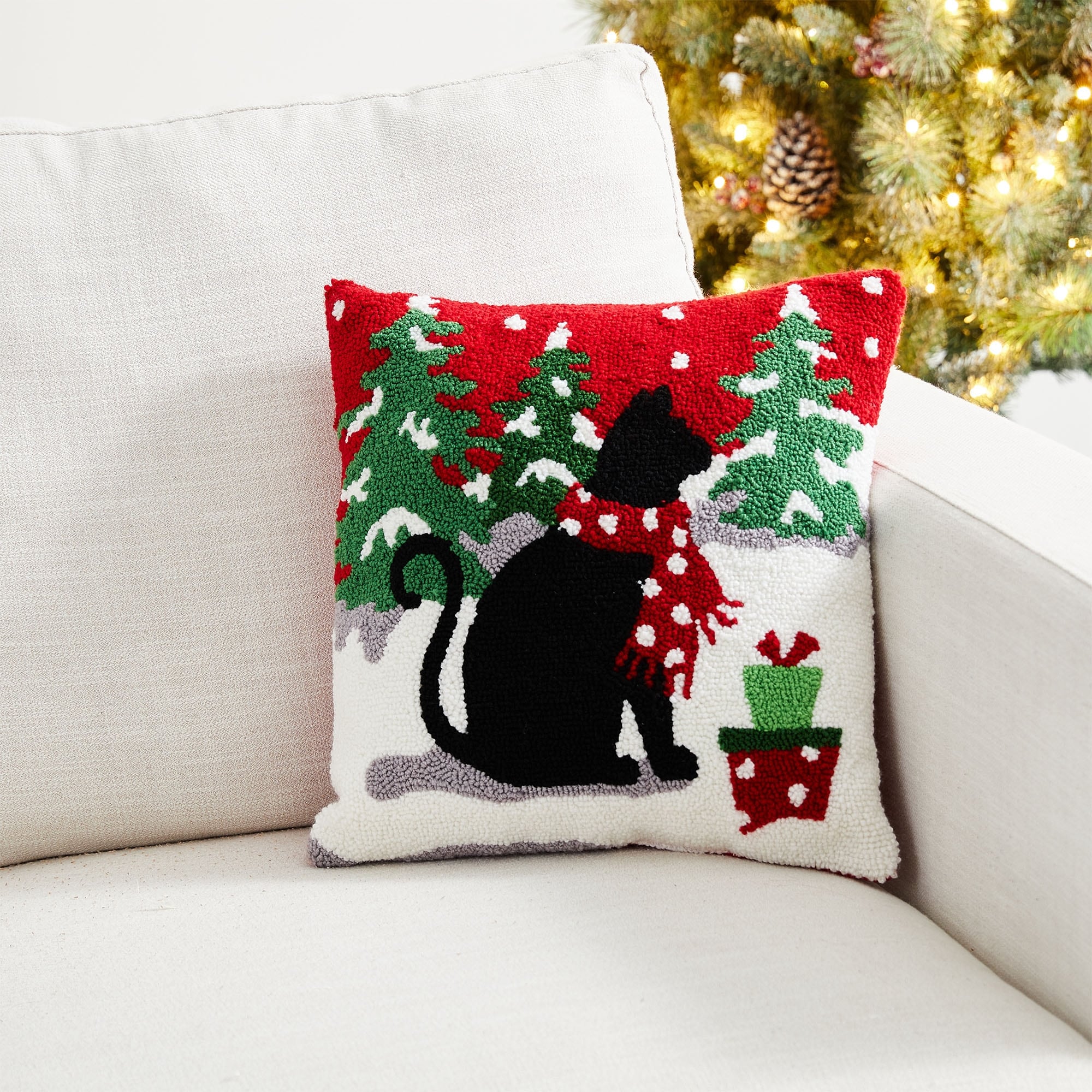 Glitzhome 14L Hooked Dog Cat Christmas Pillow for Couch Sofa Bed Festival Home Office Decor