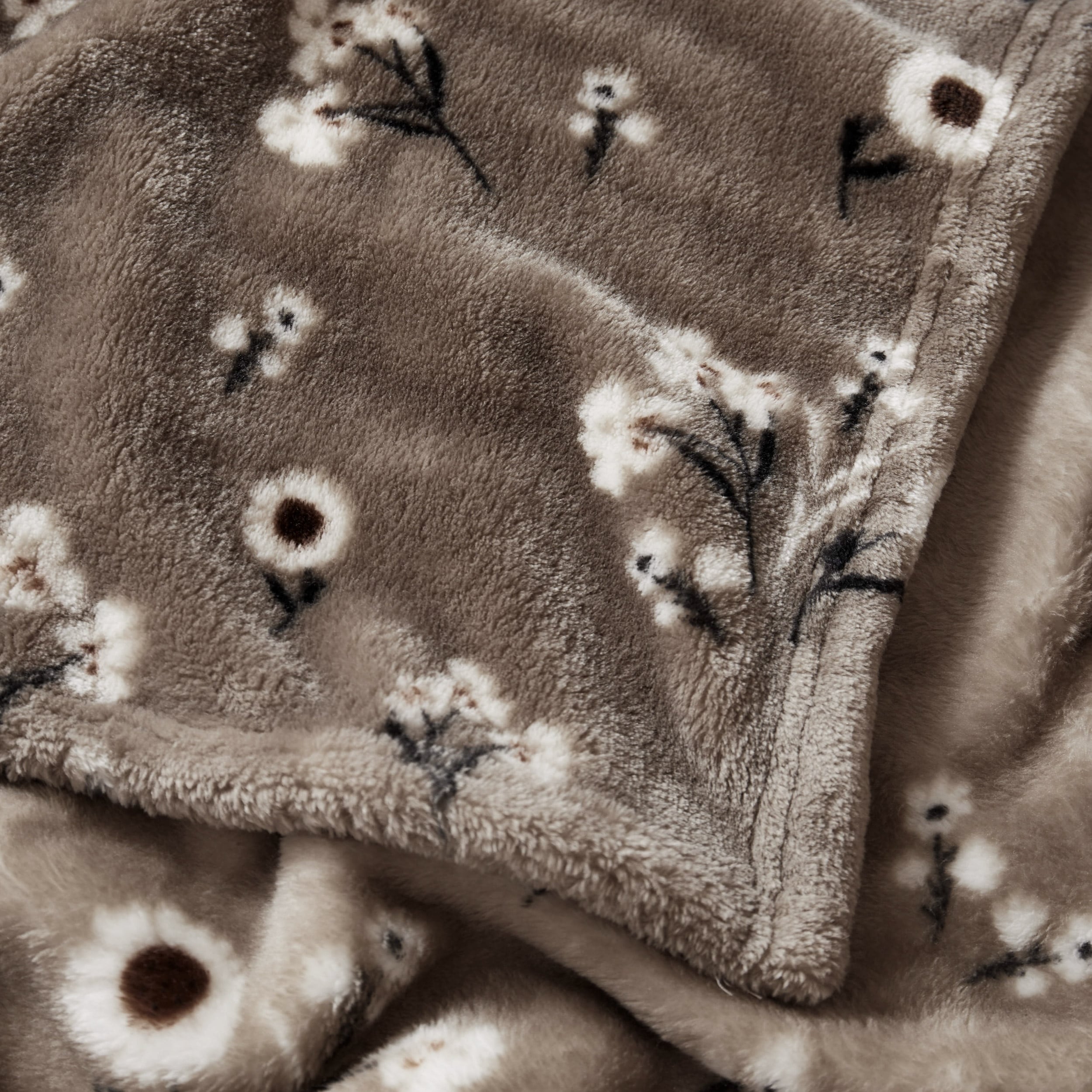 Lucky Brand Daisy Throws Plush 50 x 70 Throw Blanket