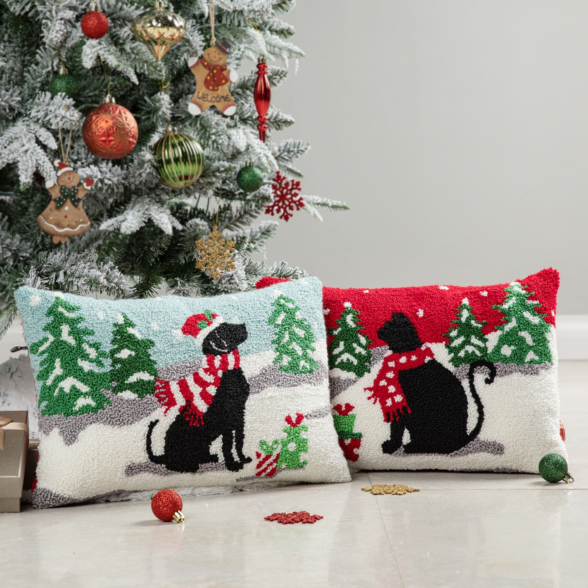 Glitzhome 18L x 12H Hooked Christmas Cat Dog Pillow Cushion for Xmas Sofa Couch Living Room Office Decor