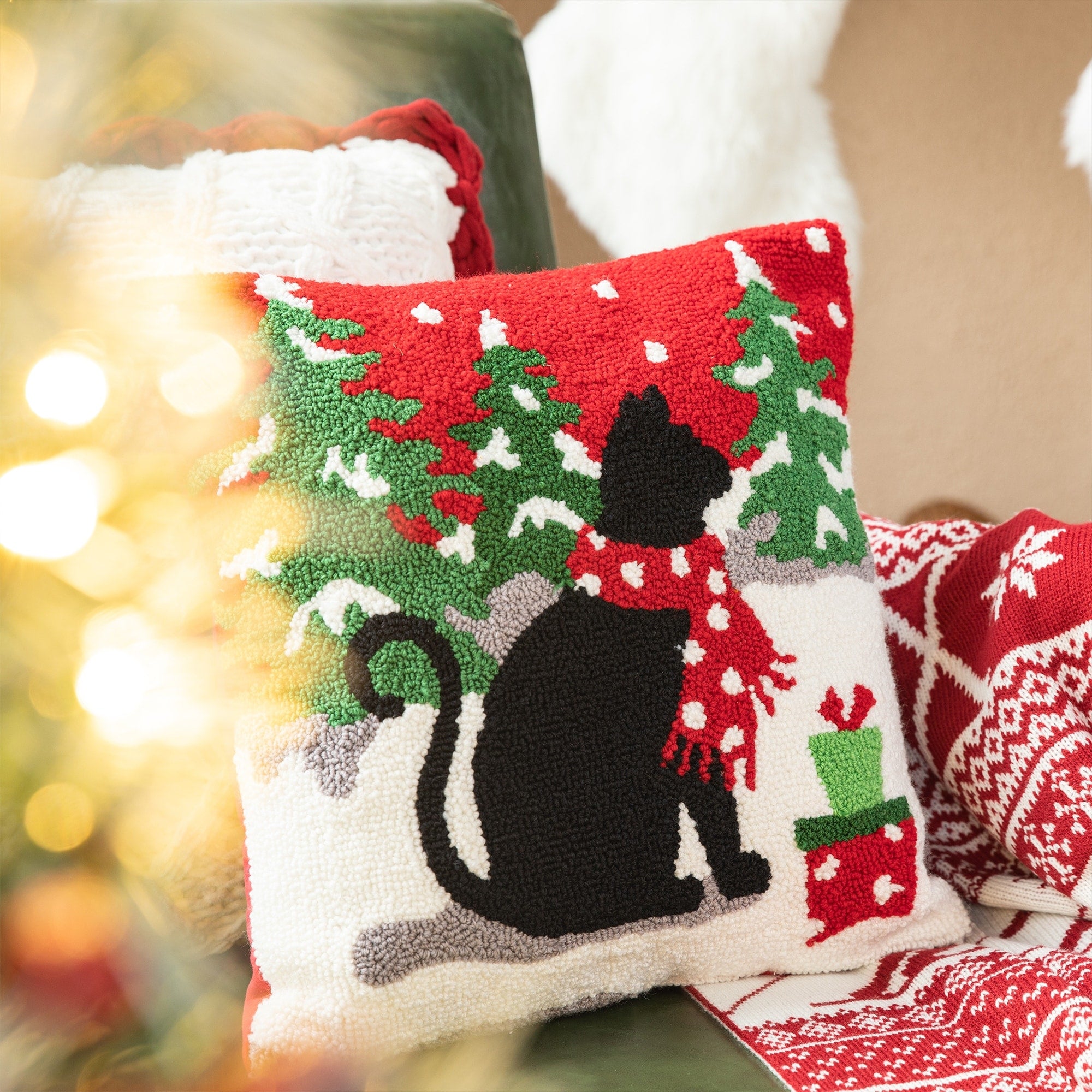 Glitzhome 14L Hooked Dog Cat Christmas Pillow for Couch Sofa Bed Festival Home Office Decor