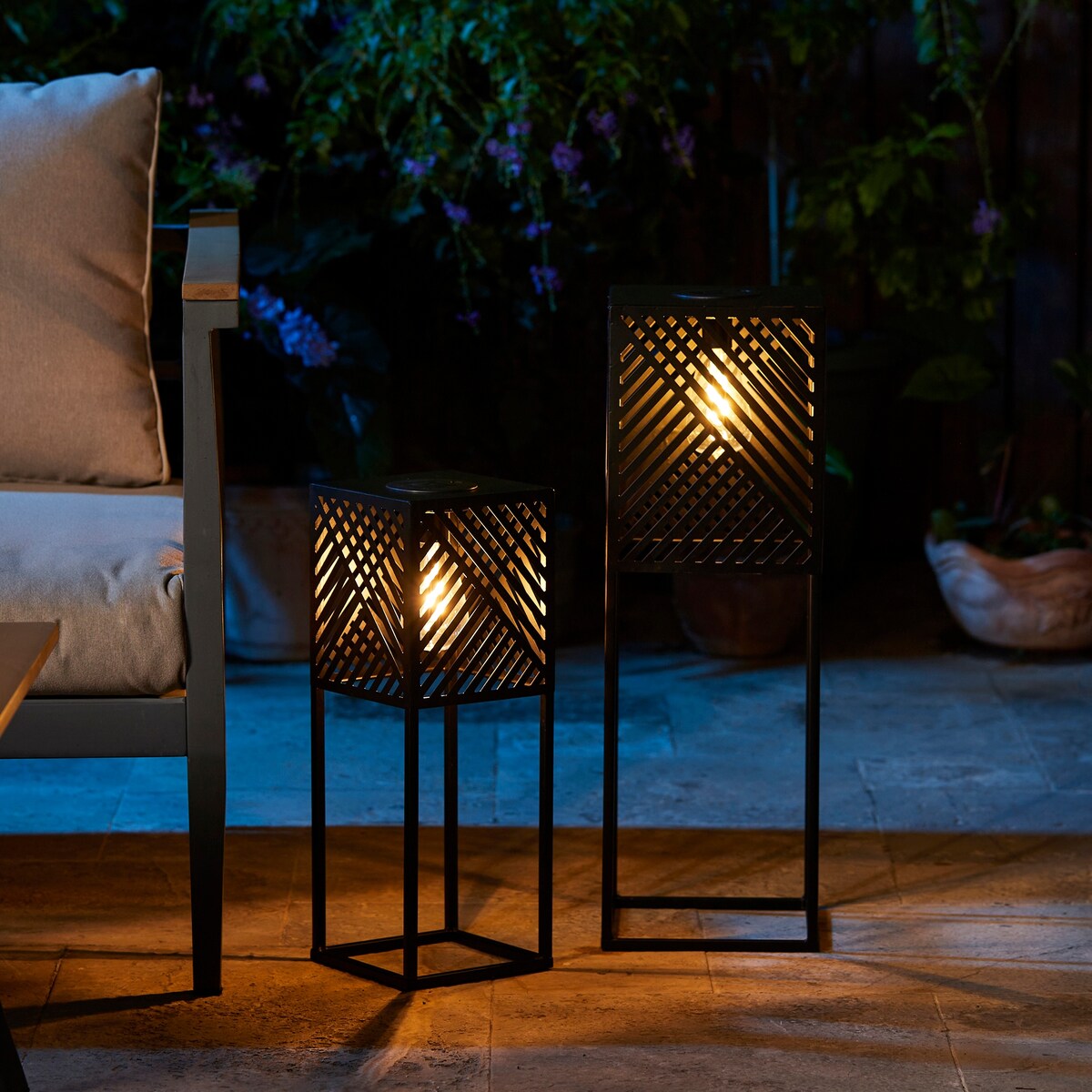 Glitzhome 24H Set of 2 Outdoor Geometric Black Metal Solar Standing Lantern with Bulb