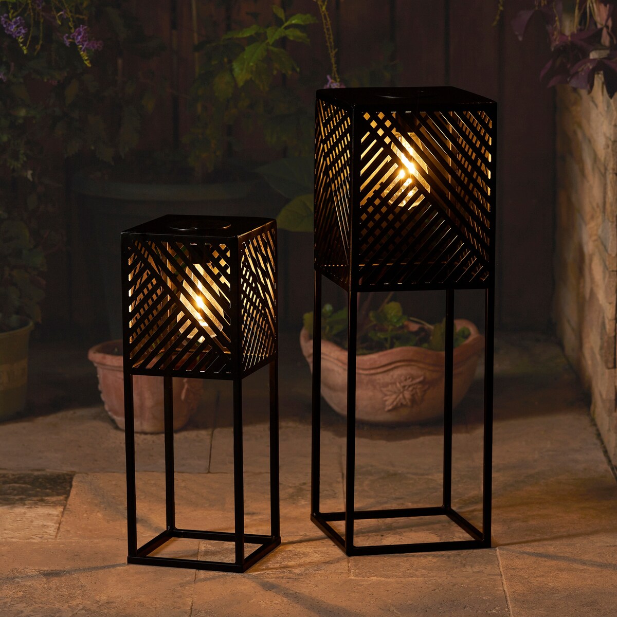 Glitzhome 24H Set of 2 Outdoor Geometric Black Metal Solar Standing Lantern with Bulb