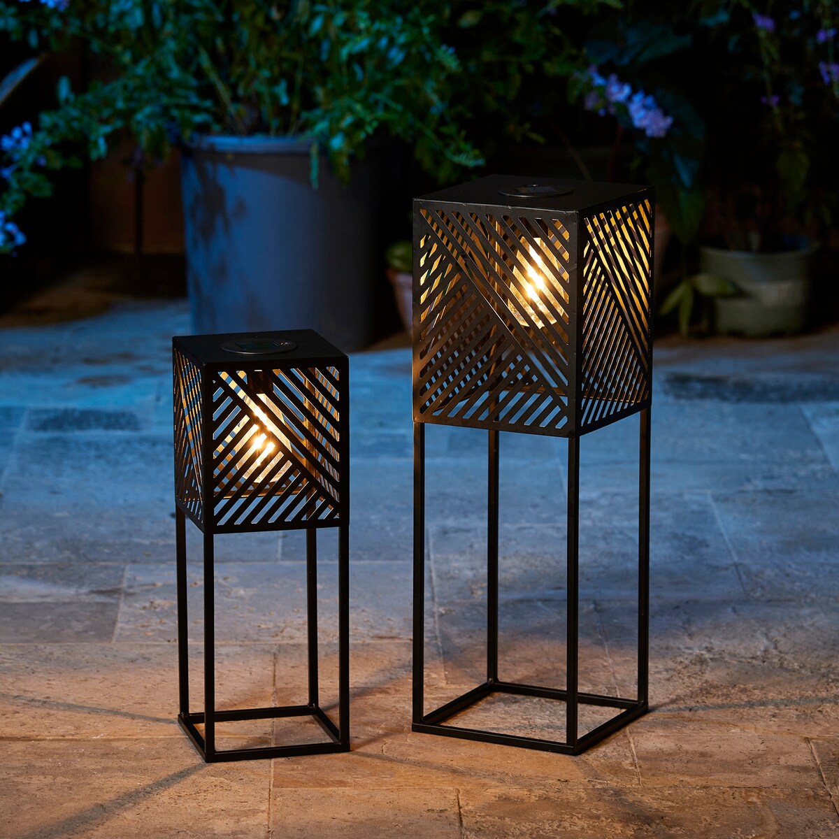 Glitzhome 24H Set of 2 Outdoor Geometric Black Metal Solar Standing Lantern with Bulb